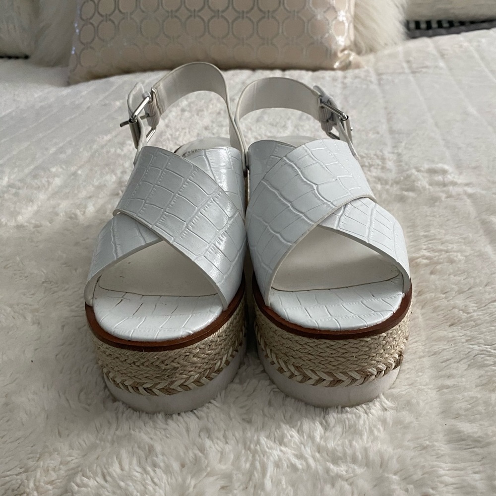 Vince Camuto alligator Embossing sandals